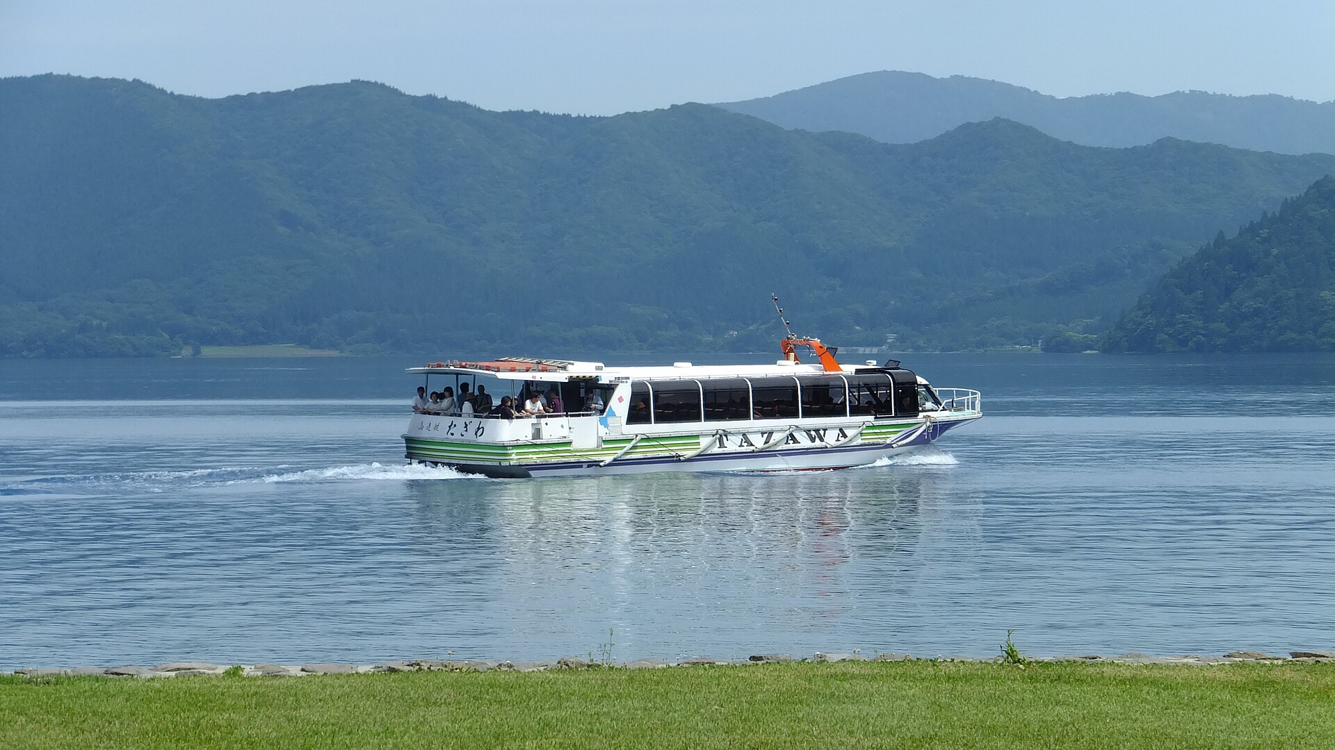 田沢湖をゆく遊覧船